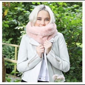 Like New Powder Pink Faux Fur Snood Express 💓